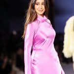 Aseel Omran Instagram - سعدت كثير بالمشاركة في عرض لوريال باريس كواحدة من سفيراتها والمتحدثين بإسمها مع بقية ممثليها من حول العالم 💪🏼 ____________ Always an honor to walk my worth for Le Défilé L’Oréal ♥️ with the rest of the @lorealparis spokes #LOREALPFW #LEDEFILELOREAL #WORTHIT #westandup L'Oréal Paris