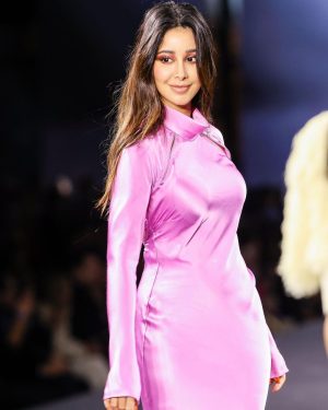 Aseel Omran Instagram - سعدت كثير بالمشاركة في عرض لوريال باريس كواحدة من سفيراتها والمتحدثين بإسمها مع بقية ممثليها من حول العالم 💪🏼

____________

Always an honor to walk my worth for Le Défilé L’Oréal ♥️ with the rest of the @lorealparis spokes

#LOREALPFW #LEDEFILELOREAL #WORTHIT #westandup