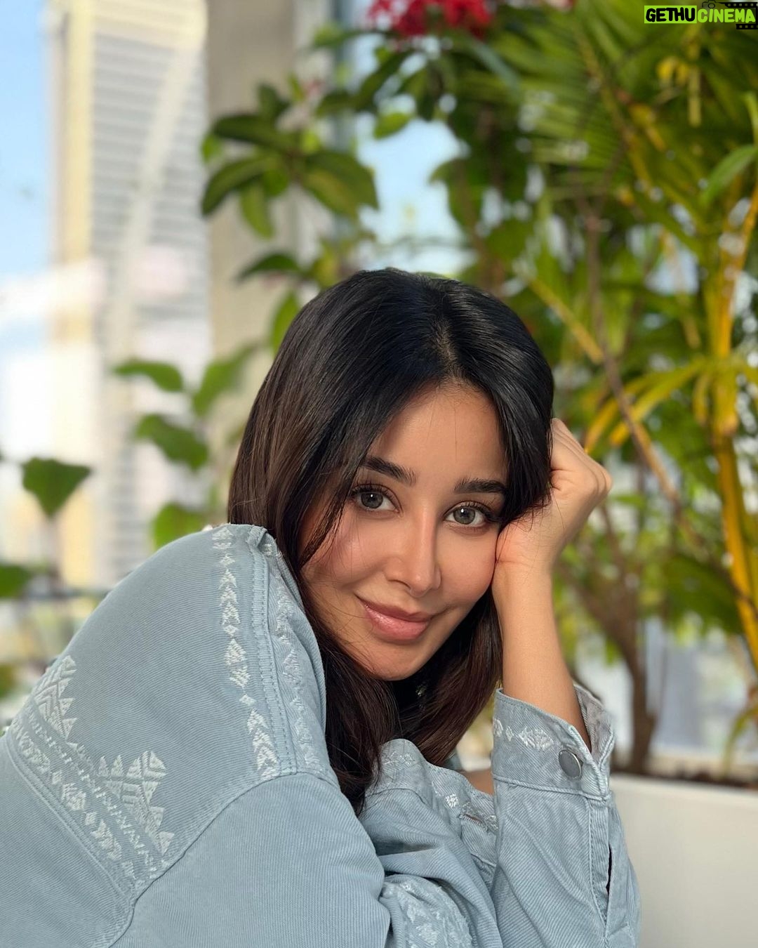 Aseel Omran Instagram - من أكثر الألوان اللي عليها طلب من مجموعتي مع @bellacontactlenses وفعلاً من أجملها "الاغايت براون" 👁 واحدة من الأسباب اللي تخليني أحب عدسات بيلا غير انها جداً مريحة انها تحتوي على حماية من الأشعة الفوق بنفسجية☀️ Bait Maryam