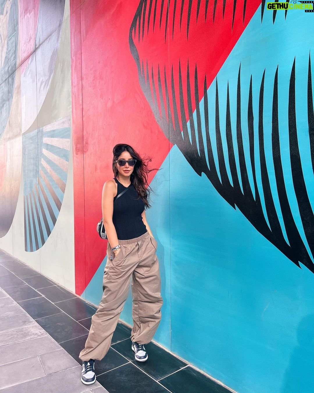 Aseel Omran Instagram - يُقال البساطة أعمق من التعقيد 💙❤️