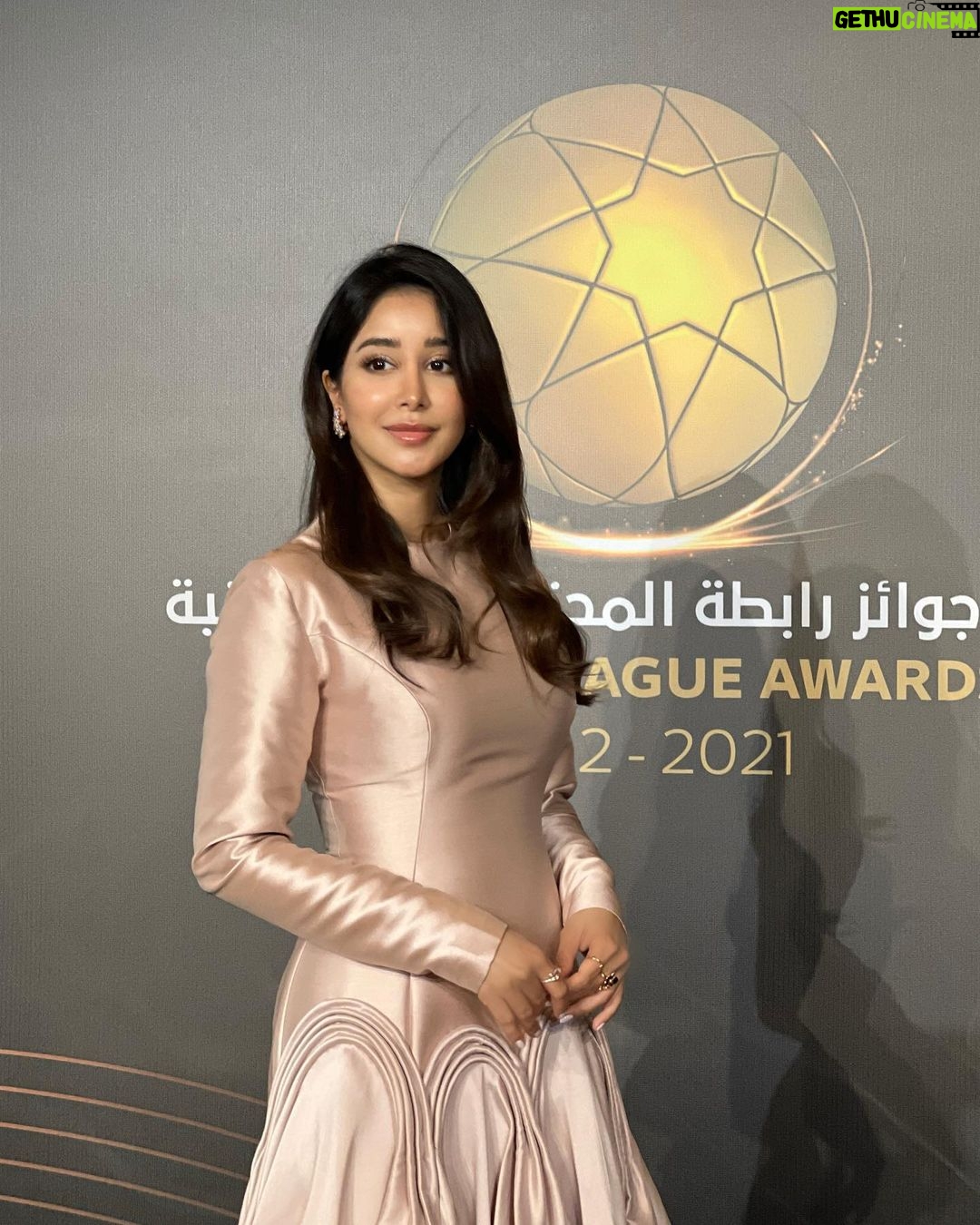 Aseel Omran Instagram - تشرفت بحضور وتقديم حفل جوائز رابطة المحترفين مع الزميل حسين العامري ⚽️ شكراً لكل فريق العمل على المجهود الكبير🙏🏼 والشكر لسعادة عبدالله ناصر الجنيبي رئيس مجلس إدارة الرابطة. #رابطة_المحترفين_الإماراتية Emirates Palace Mandarin Oriental, Abu Dhabi