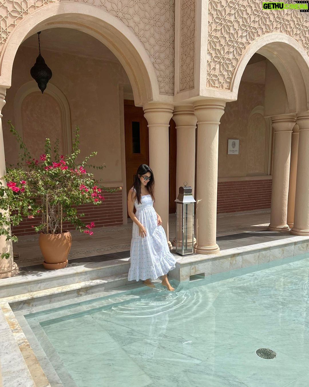 Aseel Omran Instagram - السّعادةُ طريقةٌ لا طرِيقْ……..❤️
