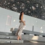 Aseel Omran Instagram – أعشق المتاحف في كل مكان أسافر له✈️
وفي أبوظبي واحد من أجمل المتاحف 😍المشي من قسم لقسم ومن تاريخ دولة للثانية كان متعة وكأني أسافر بالزمن لسنين قبل الميلاد👌🏼
#summerinabudhabi 
@visitabudhabiar 
@louvreabudhabi Louvre Abu Dhabi