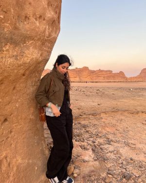 Aseel Omran Instagram - جبل الفيل🐘
من أهم وأجمل المعالم اللي ممكن تزوروها في العلا وهو مُسجل عالمياً ضمن عجائب الجيولوجيا 💪🏼
ونصيحة روحو مع غروب الشمس لأن بالليل مع الإضائة والسماء الصافية ممكن تستمتعو كثير بالجلسات الموجودة أمام الجبل والجو يكون ولا أروع😍
#العلا
#alula