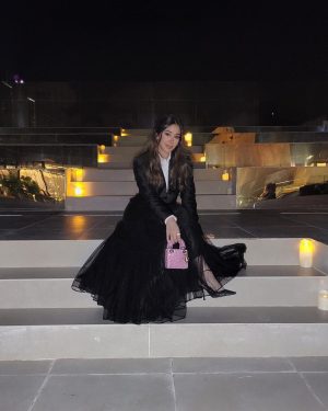 Aseel Omran Instagram - كنت سعيدة كثير بحضور حفل ماريا كيري بمناسبة افتتاح بانيان تري في العلا وفخورة أكثر بالتنظيم العالي في بلدي 💪🏼👏🏼👏🏼♥️
#بانيان_تري_العلا 
#العلا
#alula