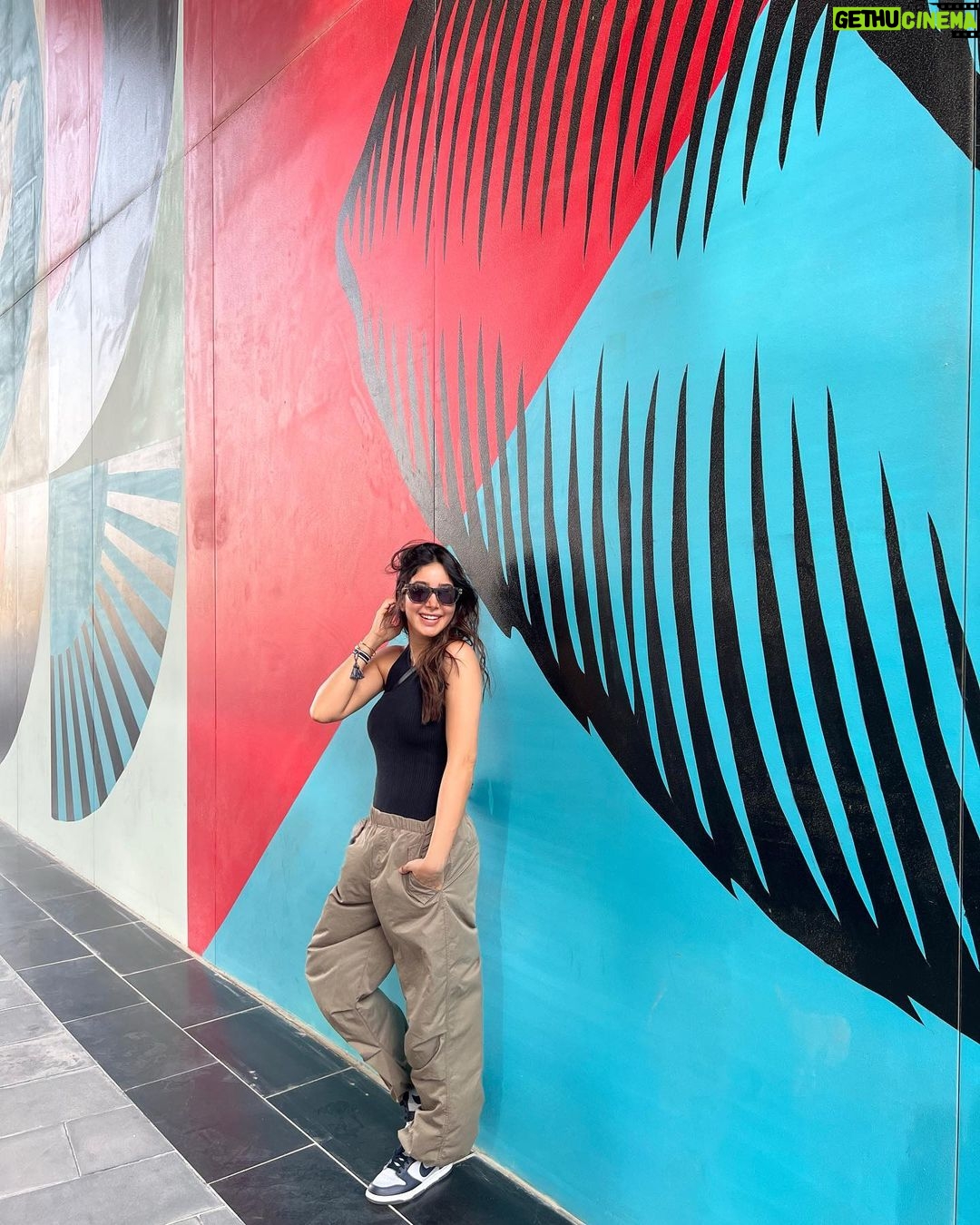 Aseel Omran Instagram - يُقال البساطة أعمق من التعقيد 💙❤️