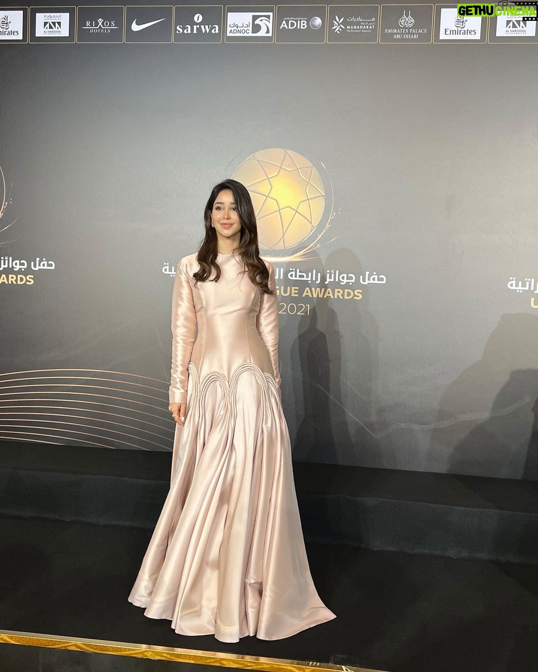 Aseel Omran Instagram - تشرفت بحضور وتقديم حفل جوائز رابطة المحترفين مع الزميل حسين العامري ⚽️ شكراً لكل فريق العمل على المجهود الكبير🙏🏼 والشكر لسعادة عبدالله ناصر الجنيبي رئيس مجلس إدارة الرابطة. #رابطة_المحترفين_الإماراتية Emirates Palace Mandarin Oriental, Abu Dhabi