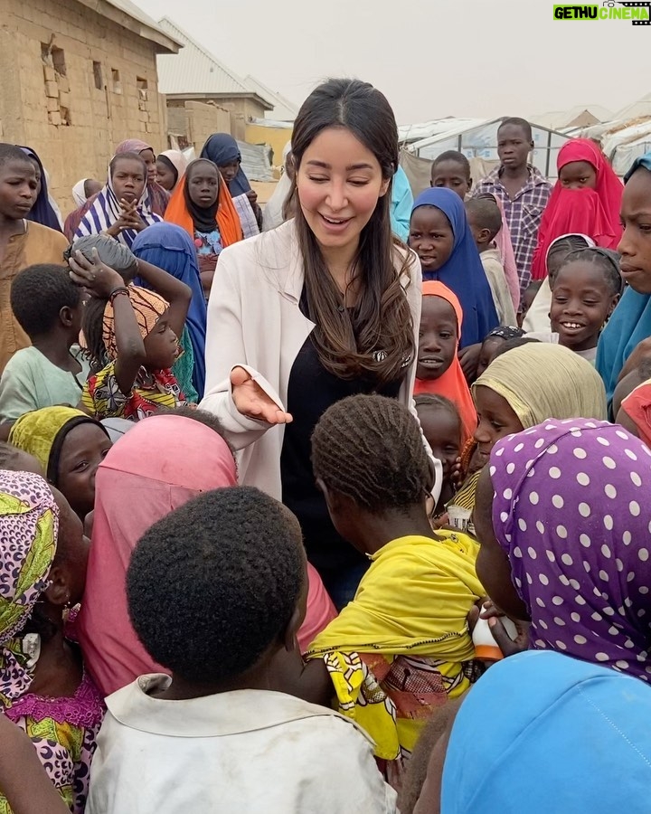 Aseel Omran Instagram - الله رزقنا الخير عشان نعطي منه 🙏🏼♥️ الحمدلله على كل نعمة الحمدلله على القدرة على المساعدة والإحساس بالناس 🙏🏼 أتمنى من كل قلبي كل شخص مقتدر يدخل على الرابط في البايو ويتبرع باللي يقدر عليه لأن حتى القليل يوفر لهم الكثير 💪🏼 الغذاء والماء هو حاجتهم الوحيدة بهالظروف ♥️ ___________ والله يجعله في ميزان حسناتكم⚖️ #خيرك_يفرق Nigeria