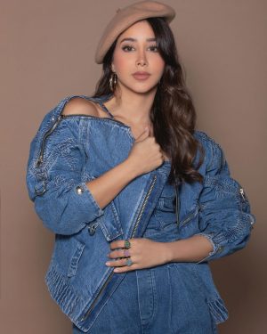 Aseel Omran Instagram - حلو التغيير عشان كذا مبسوطة بتعاوني مع @bellacontactlenses بمجموعة ألوان طبيعية جديدة 👁وهذا كان لوني المفضل بالمجموعة😍
________________

Contact Lenses: @bellacontactlenses
Stylist: @cedrichaddad
Makeup artist: @Alberto_makeup
Hair dresser: @Wassimsteve
Photographer: @kifah.ballani