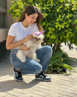 Aseel Omran Instagram - أعرفكم على الفرد الجديد … كوكِي المرجوجة 😂😍🐕