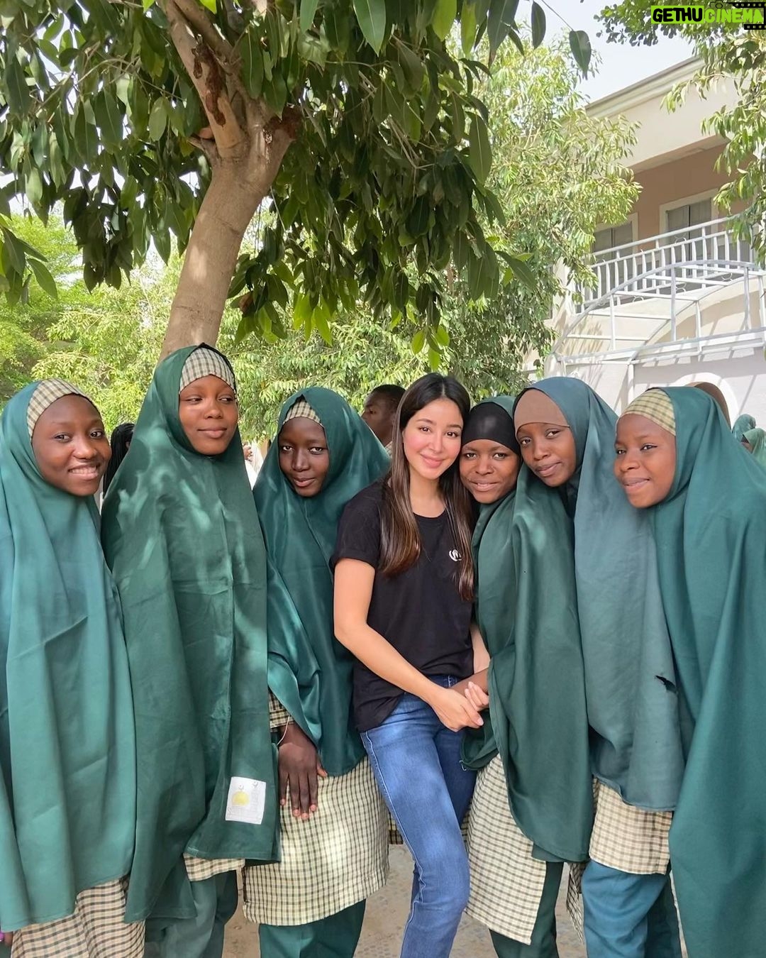 Aseel Omran Instagram - مع مفوضية اللآجئين جودث المخرجة والمنتجة النيجيرية @judithaudu وأنا قمنا بزيارة مدرسة future prowess Islamic school 🏫 هذي المدرسة لها قصة رائعة بمجهود شخصي بناها استاذ مصطفى لبنات وشباب كانو ضحية هجمات الجماعات الإرهابية على مناطقهم و وفر لهم دراسة مجانية♥️ اليوم احنا كلنا نقدر نساهم في توفير أبسط احتياجاتهم الأساسية اللي ناقصتهم من غذاء وماء ومكان آمن للسكن عشان يقدرو يكملو دراستهم 🙏🏼 ________________ رابط التبرع في البايو♥️الله يجعلها في ميزان حسناتكم🙏🏼⚖️ #خيرك_يفرق Maiduguri