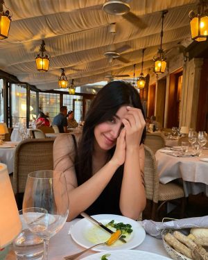 Aseel Omran Instagram - قال عنها:
لم أختر جمالها حتى احبها
اخترت قلبها فأحببت جمالها