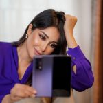 Aseel Omran Instagram - لا غنى عنه.... هاتف Honor Magic V2 اخف و ارفع هاتف قابل للطي, أفضل مرافق لك في عملك. #honormagicv2 #honor #honormea @honorarabia @honorksa