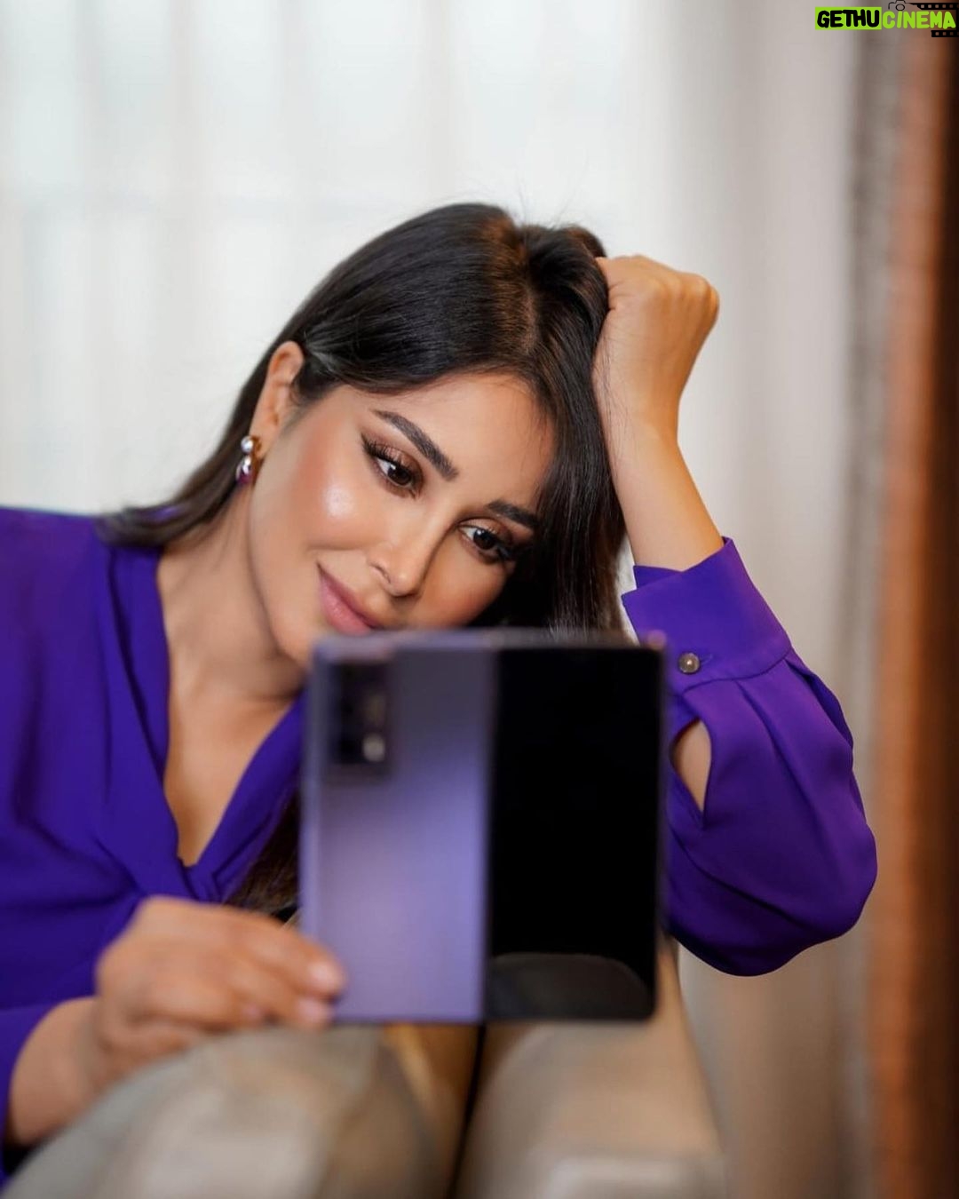 Aseel Omran Instagram - لا غنى عنه.... هاتف Honor Magic V2 اخف و ارفع هاتف قابل للطي, أفضل مرافق لك في عملك. #honormagicv2 #honor #honormea @honorarabia @honorksa