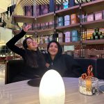 Aseel Omran Instagram - أول ويكند في السنة الجديدة مع هذي الإنسانه الجميلة أحبها واحب قلبها والوقت معها يعدي دايماً من غير مانحس 😍😎