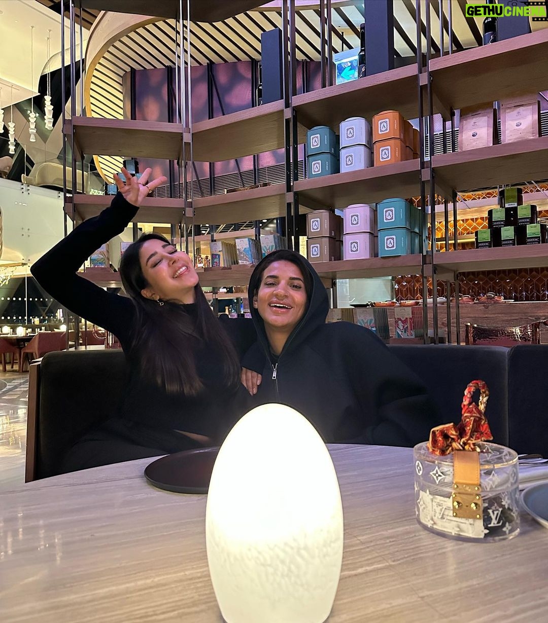 Aseel Omran Instagram - أول ويكند في السنة الجديدة مع هذي الإنسانه الجميلة أحبها واحب قلبها والوقت معها يعدي دايماً من غير مانحس 😍😎