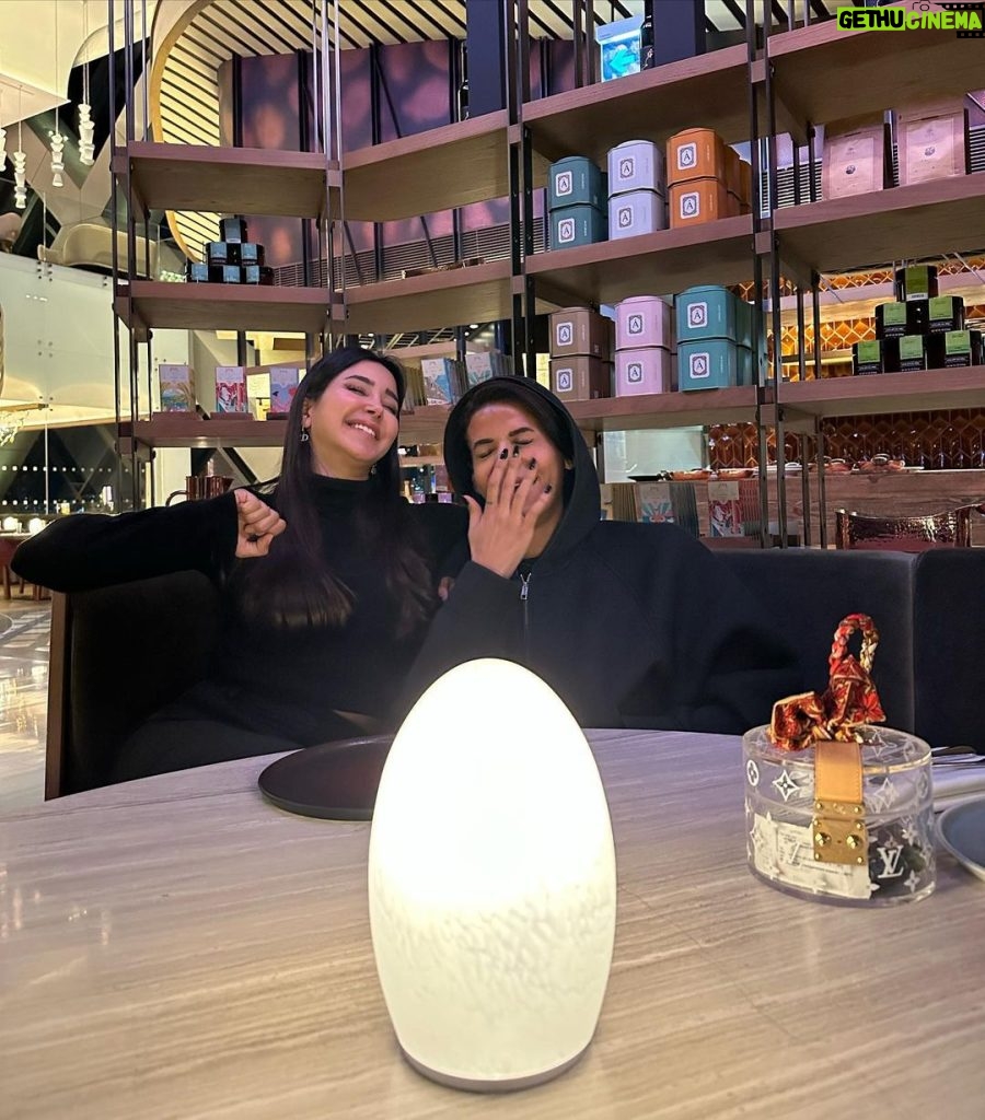 Aseel Omran Instagram - أول ويكند في السنة الجديدة مع هذي الإنسانه الجميلة أحبها واحب قلبها والوقت معها يعدي دايماً من غير مانحس 😍😎