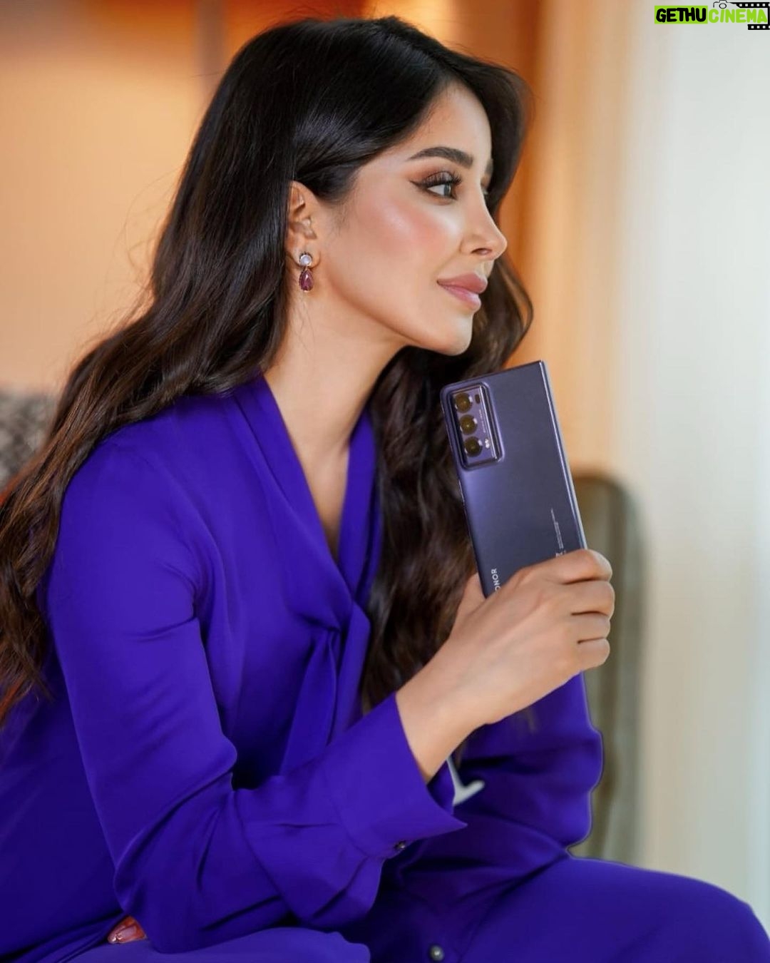 Aseel Omran Instagram - لا غنى عنه.... هاتف Honor Magic V2 اخف و ارفع هاتف قابل للطي, أفضل مرافق لك في عملك. #honormagicv2 #honor #honormea @honorarabia @honorksa