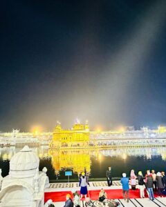 Aseema Panda Instagram - On the last day of our trip we made it to the Golden temple and completely blown away with its aura. Such peaceful atmosphere and beautiful rendition of Shabad kirtan, just winded our soul with spiritual sensations. Such a beautiful and moving experience. 🙏