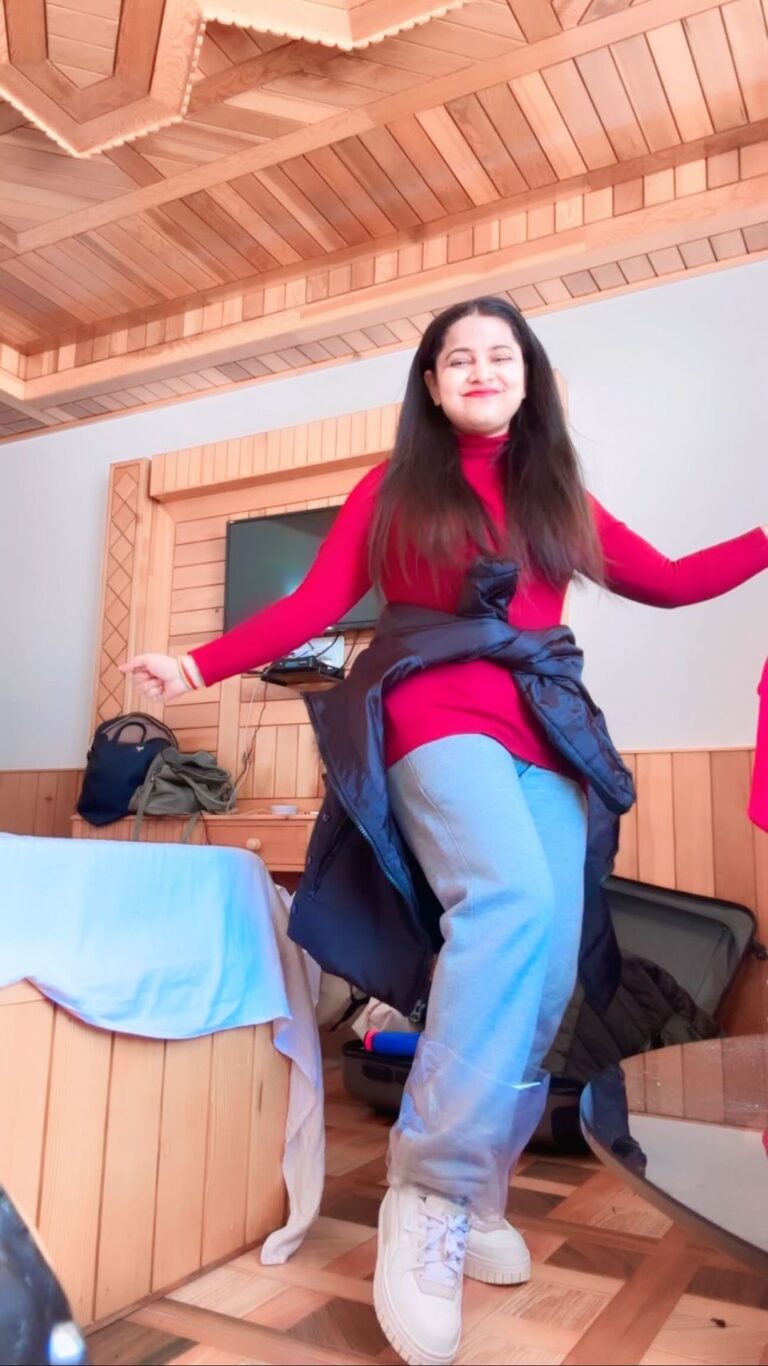 Aseema Panda Instagram - Thought to make a reel just before going in to the snow outside but forgot to remove polythenes from my feet . 🥶Anyways pairon pe mat jao reels enjoy karo bas .. 🤪 Manali, Himachal Pradesh