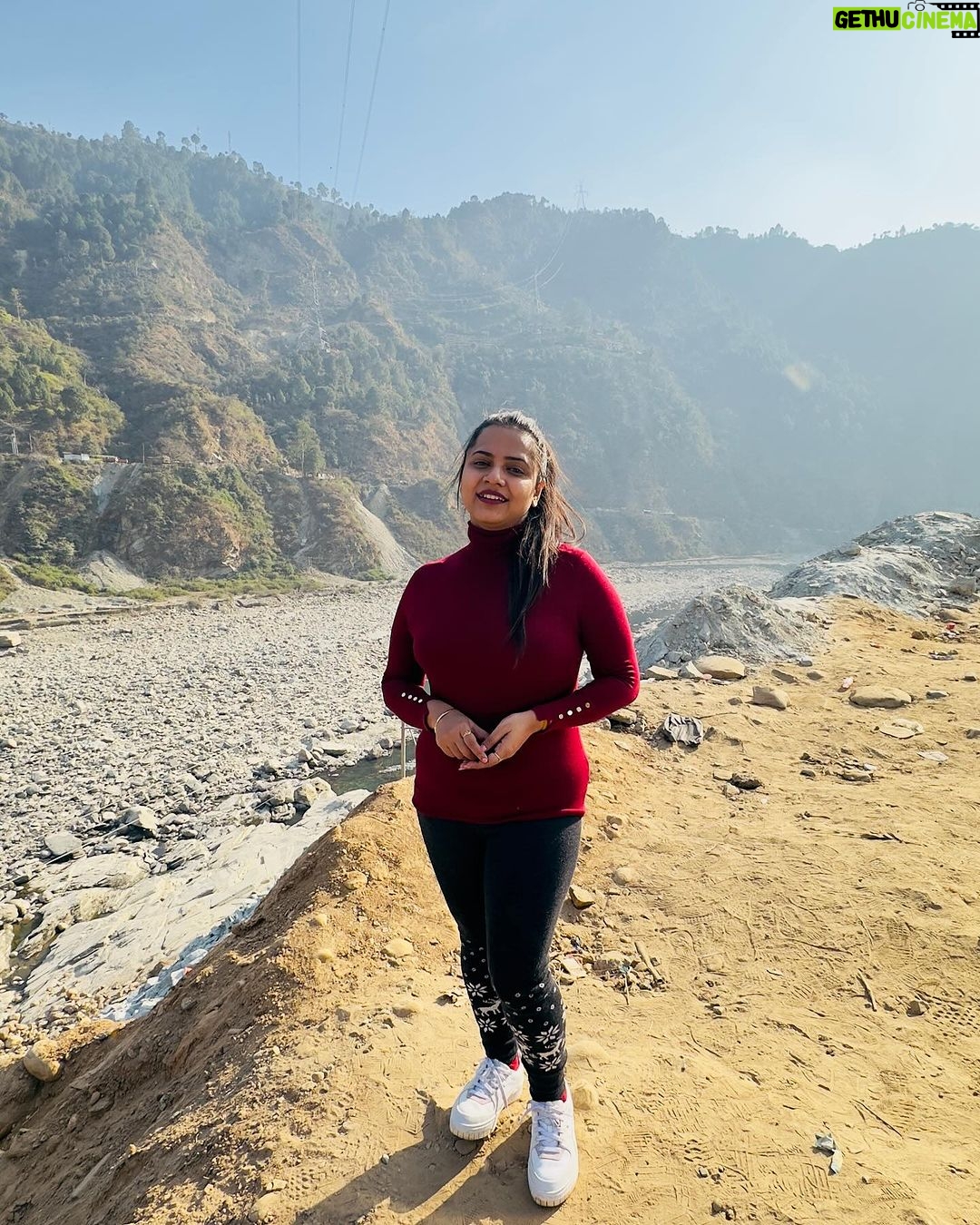 Aseema Panda Instagram - Amazed to see the beauty of Beas river and Pandoh Dam. 💖 Pandoh Dam Kullu Road Himachal Pradesh