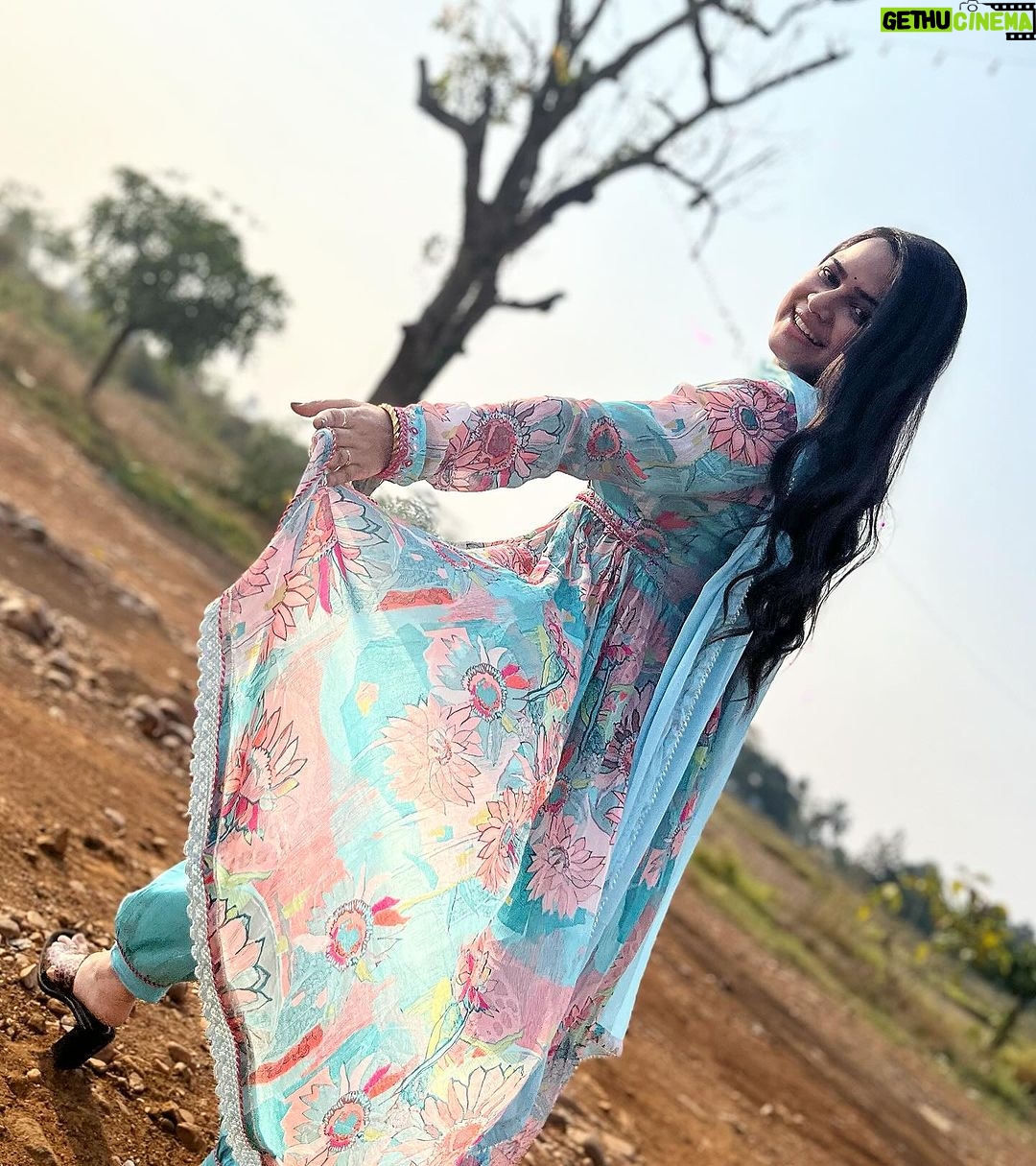 Aseema Panda Instagram - Wearing this beautiful floral printed Nyra Cut Chiffon dress from @_twinkle_boutique_ 🌸🫶🌸