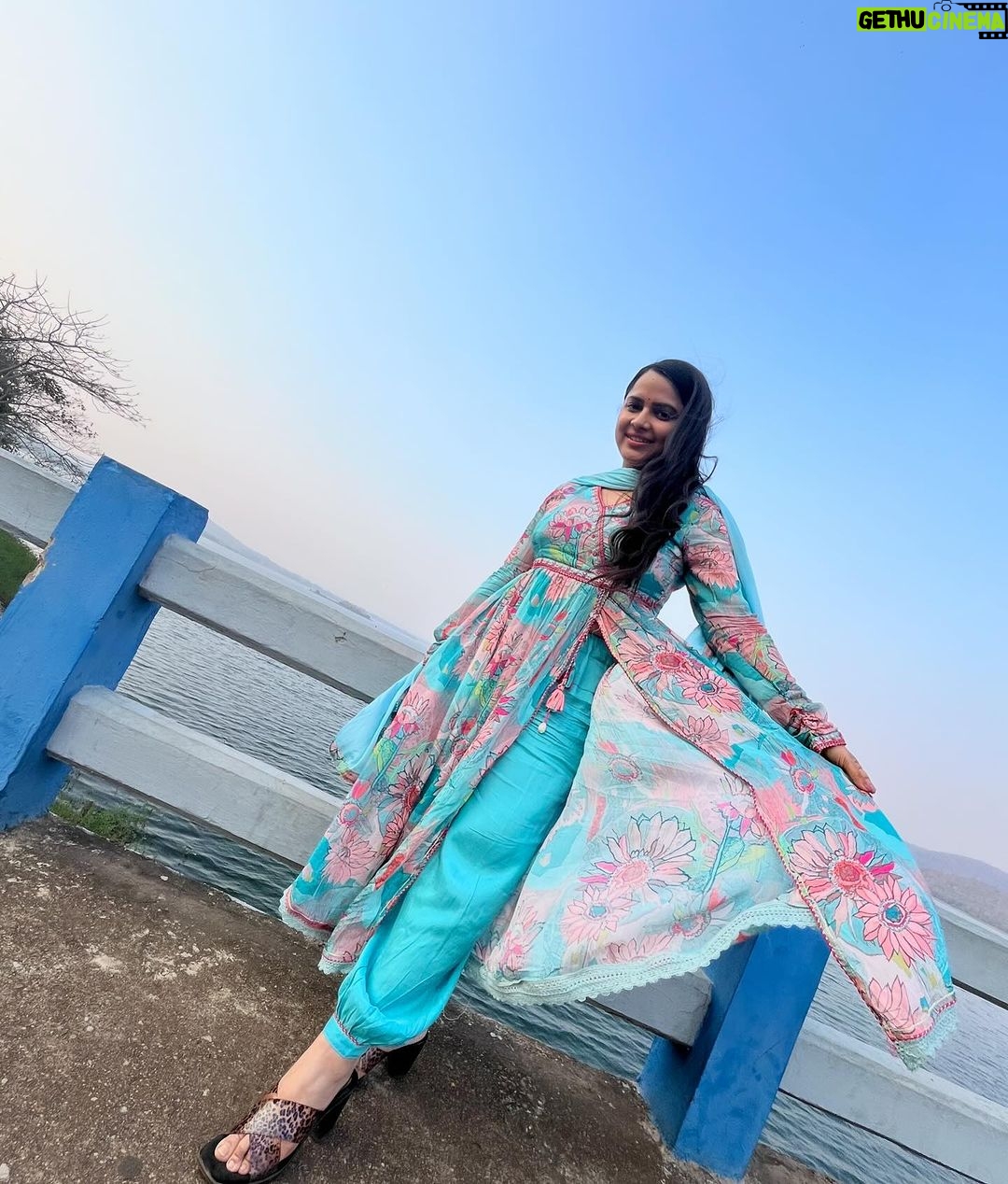 Aseema Panda Instagram - A touch of Floral magic to brighten up my day … 🌸🌸🌸 Wearing this beautiful floral printed Nyra Cut Chiffon dress from @_twinkle_boutique_ 🌸🫶🌸