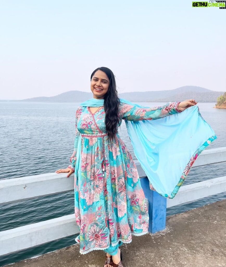 Aseema Panda Instagram - A touch of Floral magic to brighten up my day … 🌸🌸🌸 Wearing this beautiful floral printed Nyra Cut Chiffon dress from @_twinkle_boutique_ 🌸🫶🌸