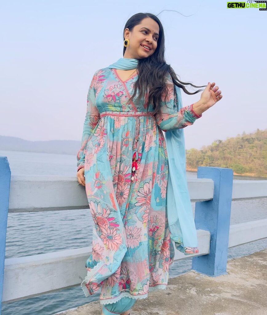 Aseema Panda Instagram - A touch of Floral magic to brighten up my day … 🌸🌸🌸 Wearing this beautiful floral printed Nyra Cut Chiffon dress from @_twinkle_boutique_ 🌸🫶🌸