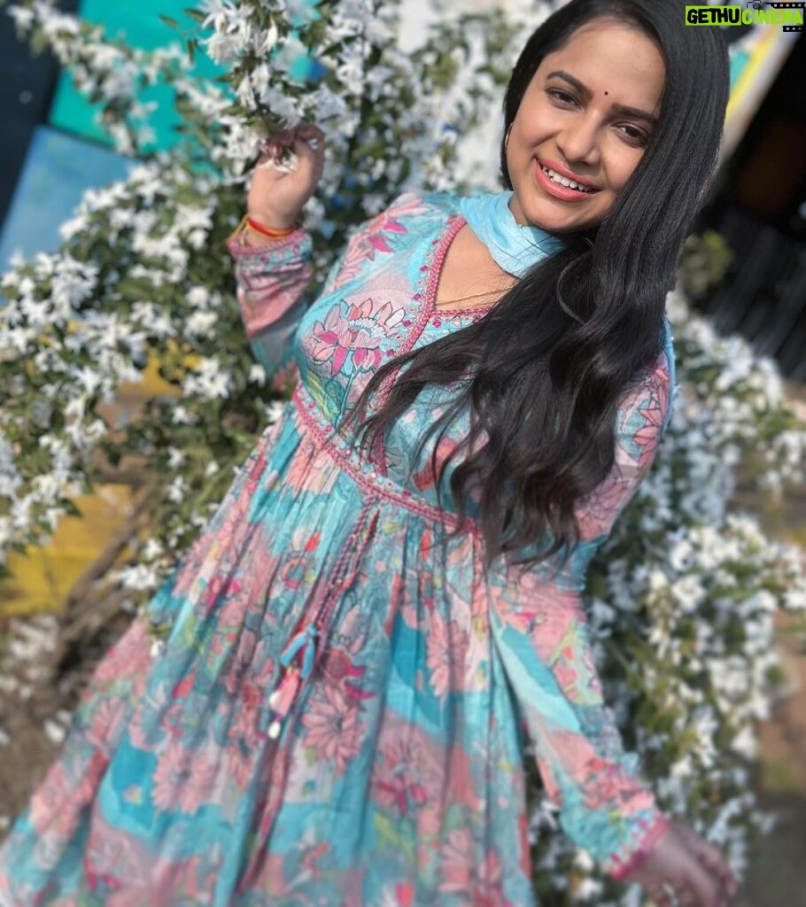 Aseema Panda Instagram - Wearing this beautiful floral printed Nyra Cut Chiffon dress from @_twinkle_boutique_ 🌸🫶🌸