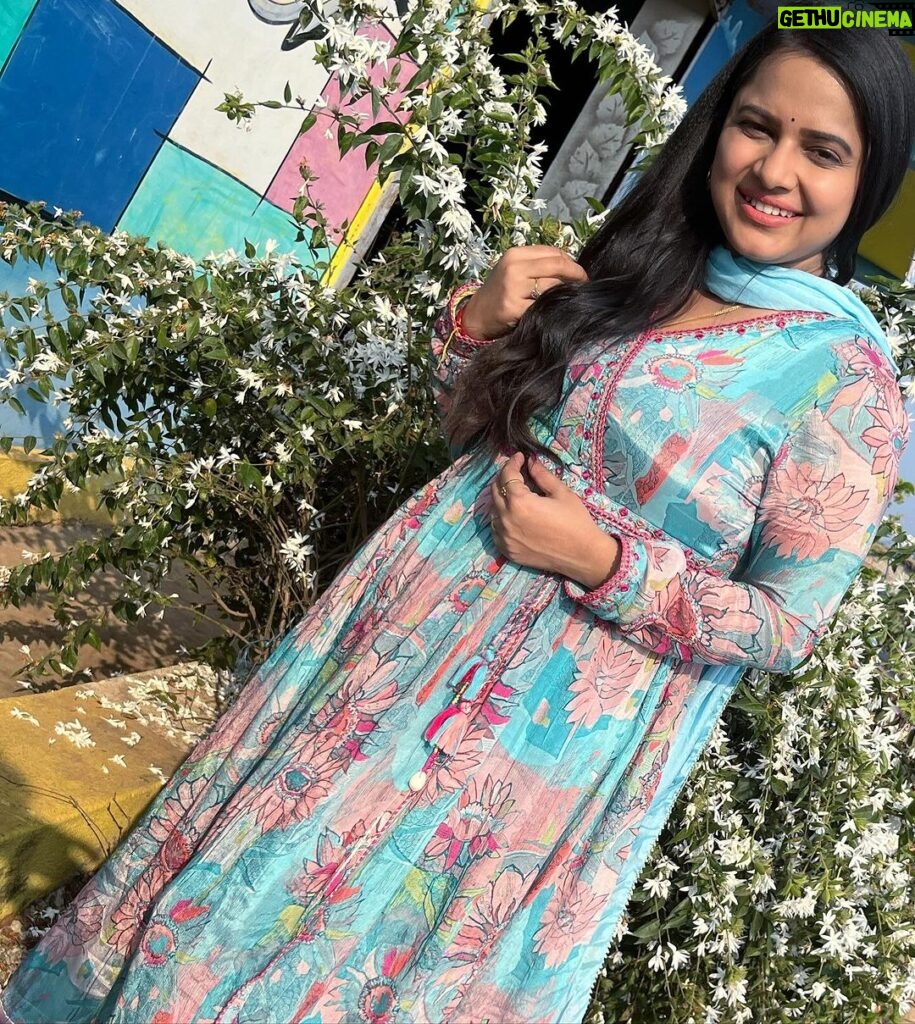 Aseema Panda Instagram - Wearing this beautiful floral printed Nyra Cut Chiffon dress from @_twinkle_boutique_ 🌸🫶🌸