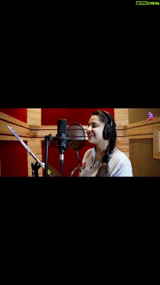 Aseema Panda Instagram - "Haye Re Ei Manata" studio version released on @tarangmusicodisha YouTube channel ❤ Beautifully sung by : @aseema_panda di & @bankimpatelmusic bhai Music arranged by: @anshu_music82 Dubb/mix/ mastered by: @smrutiranjanrec bhai Vdo credits 👇👇 Starring : @the_speaking_panda bhai & @r.i.m.a_b.a.b.e Visual director : @i_am_rahulray