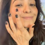 Asha Negi Instagram - Lazy girl makeup hack! Just use as minimum as possible and play some nice music to go with it! This was too much fun.. ok bye! And Happy Saturday!💟 Ps. Jacket gifted by @rohityson_ He loves me too much! What to do!?🥹😂