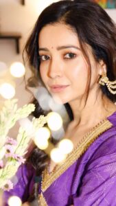 Asha Negi Instagram - Kabhi bachchon si jhalakti hai nadaaniyan mujhmein, Kabhi itna sambhalti hu ki umar kaanp jaati hai.. Cr. @ishqhoon_ . @shivangi.kulkarni @makeupbychanch @ananyaarora2013 @bunaai x @theboltpr