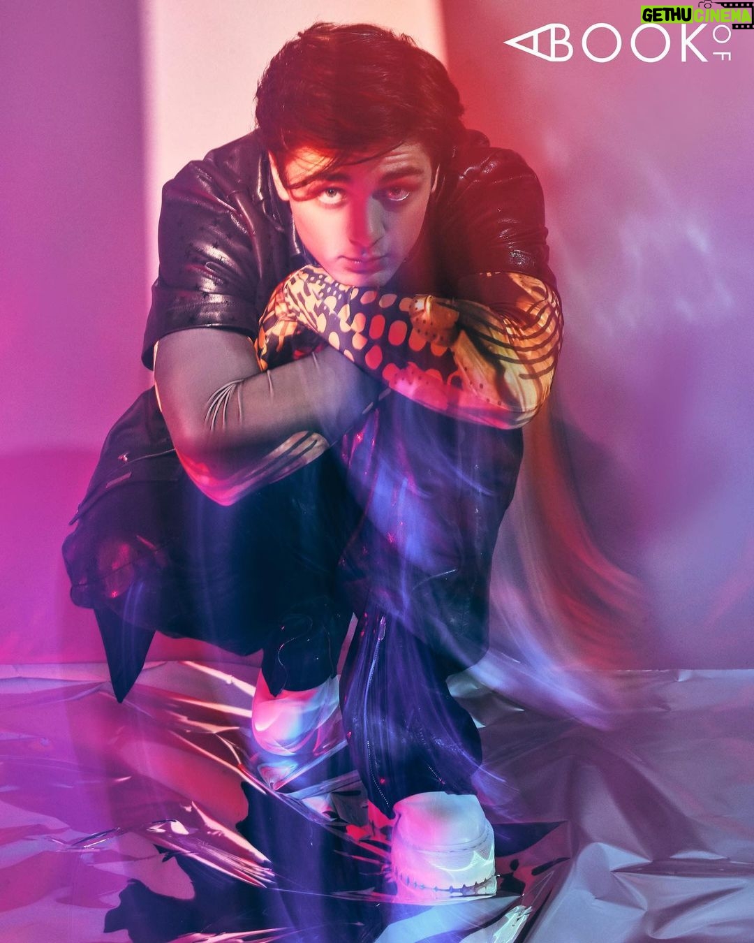 Asher Angel - 65.2K Likes - @abookof @asherangel
Photography & Interview @graphicsmetropolis
Fashion Styling @lil_saigon
Grooming @kathypsantiago
Photo Asst @jessezapatero
#AbookOf #AsherAngel