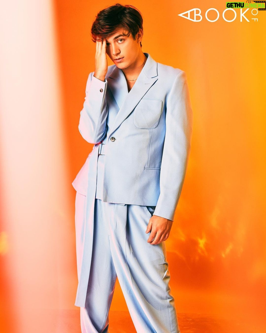 Asher Angel - 65.2K Likes - @abookof @asherangel
Photography & Interview @graphicsmetropolis
Fashion Styling @lil_saigon
Grooming @kathypsantiago
Photo Asst @jessezapatero
#AbookOf #AsherAngel