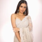 Ashika Ranganath Instagram - For the success meet of #Naasaamiranga Shot by @pranav.foto Styling @manogna_gollapudi Saree @shavetaandanuj Make up & hair @beautyby_chaitanyareddy Jewellery @petalsbyswathi Asst @the_k_style_ Hyderabad