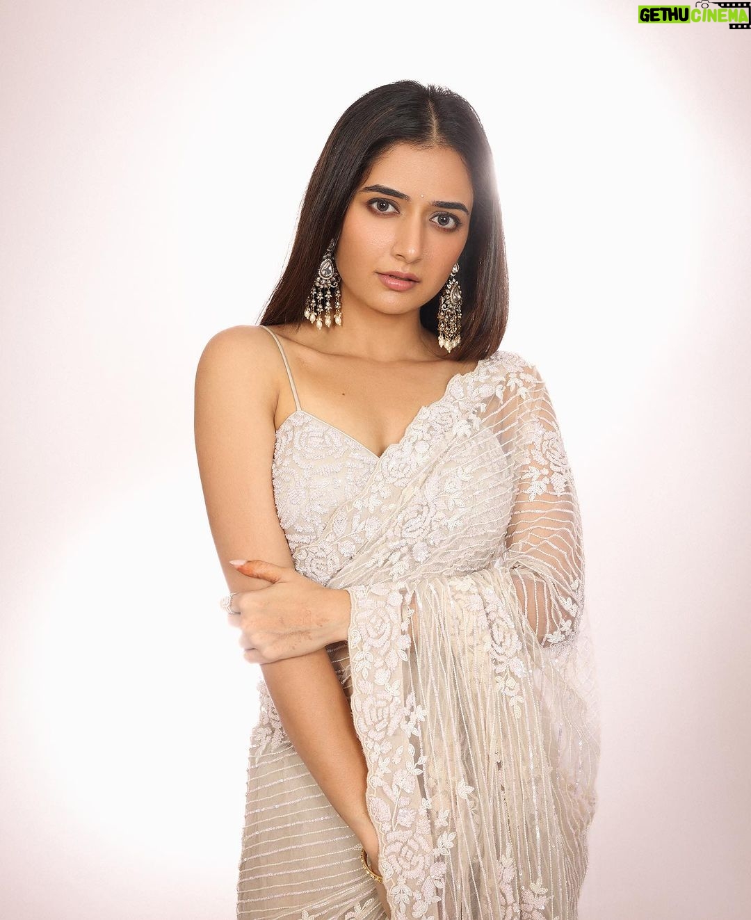 Ashika Ranganath Instagram - For the success meet of #Naasaamiranga Shot by @pranav.foto Styling @manogna_gollapudi Saree @shavetaandanuj Make up & hair @beautyby_chaitanyareddy Jewellery @petalsbyswathi Asst @the_k_style_ Hyderabad