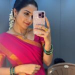 Ashika Ranganath Instagram - Trying to fit all of Varaalu’s swag into an Instagram carousel like... 📸 When 10 pictures aren’t enough to describe varaalu ♥️ Huge shoutout to @neeraja.kona and the styling squad & my staff @paramesh_hairstylist @shivugowda2011 @mr_jey005 @makeuphairbyrahul for the endless efforts to make me look great ✨ Of course, My favourites @dasaradhi_sivendra_ & @vijaybinni for making me look the best till date 🥹♥️ Also, comment your favourite one ♥️ #naasaamiranga 🔥♥️