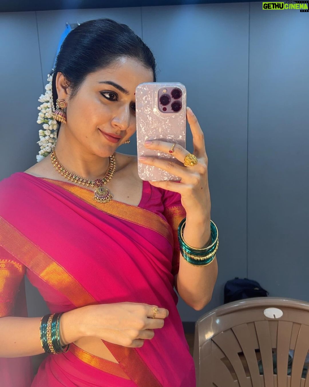 Ashika Ranganath Instagram - Trying to fit all of Varaalu’s swag into an Instagram carousel like... 📸 When 10 pictures aren’t enough to describe varaalu ♥️ Huge shoutout to @neeraja.kona and the styling squad & my staff @paramesh_hairstylist @shivugowda2011 @mr_jey005 @makeuphairbyrahul for the endless efforts to make me look great ✨ Of course, My favourites @dasaradhi_sivendra_ & @vijaybinni for making me look the best till date 🥹♥️ Also, comment your favourite one ♥️ #naasaamiranga 🔥♥️