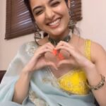 Ashika Ranganath Instagram - You have all liked inka inka in varaalu style & wanted to surprise you all with my style & it comes from within 💗 you can literally see that by the end of the video. That’s a new feature when you show heart btw, discovered it myself while recording this reel 🙈🌸🫶🏻 Obsessed with this song since the first shot of #NaaSamiRanga from last 3 months! Also, thanks for the lovely response 🫶🏻 #Inkainka #naasamiranga🔥
