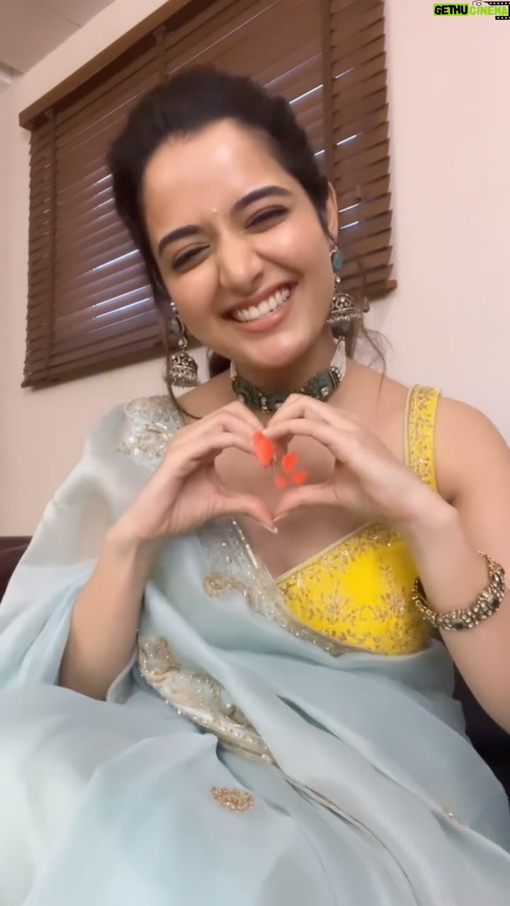 Ashika Ranganath Instagram - You have all liked inka inka in varaalu style & wanted to surprise you all with my style & it comes from within 💗 you can literally see that by the end of the video. That’s a new feature when you show heart btw, discovered it myself while recording this reel 🙈🌸🫶🏻 Obsessed with this song since the first shot of #NaaSamiRanga from last 3 months! Also, thanks for the lovely response 🫶🏻 #Inkainka #naasamiranga🔥