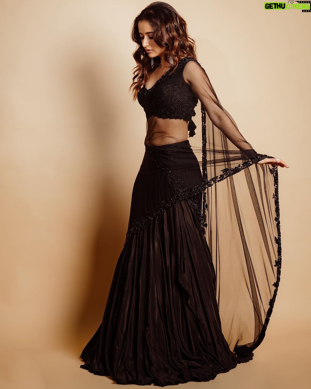 Ashika Ranganath Instagram - Na Saami Ranga pre- release ♥️🔥 Styling @manogna_gollapudi Outfit @kaastaanbydivaajain Jewellry @pandoras_art_jewellery Make up @beautyby_chaitanyareddy Hair @paramesh_hairstylist Asst @sunandini_vijjagiri @pravalikamuningani Shot by @puchi.photography Managed & handled @aleen_aladnak @theblinders.in