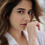 Ashika Ranganath Instagram - My white affair stronger than what you think it is 😉... it’s a full-on romance between me and white 🤍👻 @sandeep.mv love loveeeee this seriessss 📸