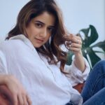 Ashika Ranganath Instagram - My white affair stronger than what you think it is 😉... it’s a full-on romance between me and white 🤍👻 @sandeep.mv love loveeeee this seriessss 📸