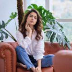 Ashika Ranganath Instagram - My white affair stronger than what you think it is 😉... it’s a full-on romance between me and white 🤍👻 @sandeep.mv love loveeeee this seriessss 📸