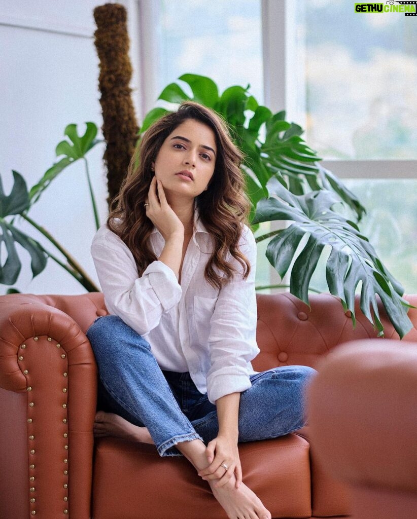 Ashika Ranganath Instagram - My white affair stronger than what you think it is 😉... it’s a full-on romance between me and white 🤍👻 @sandeep.mv love loveeeee this seriessss 📸