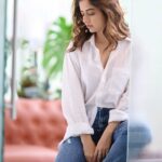 Ashika Ranganath Instagram - My white affair stronger than what you think it is 😉... it’s a full-on romance between me and white 🤍👻 @sandeep.mv love loveeeee this seriessss 📸