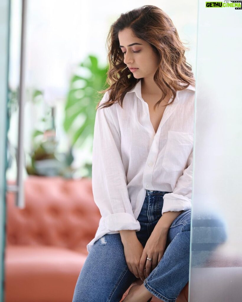 Ashika Ranganath Instagram - My white affair stronger than what you think it is 😉... it’s a full-on romance between me and white 🤍👻 @sandeep.mv love loveeeee this seriessss 📸