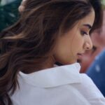 Ashika Ranganath Instagram - My white affair stronger than what you think it is 😉... it’s a full-on romance between me and white 🤍👻 @sandeep.mv love loveeeee this seriessss 📸